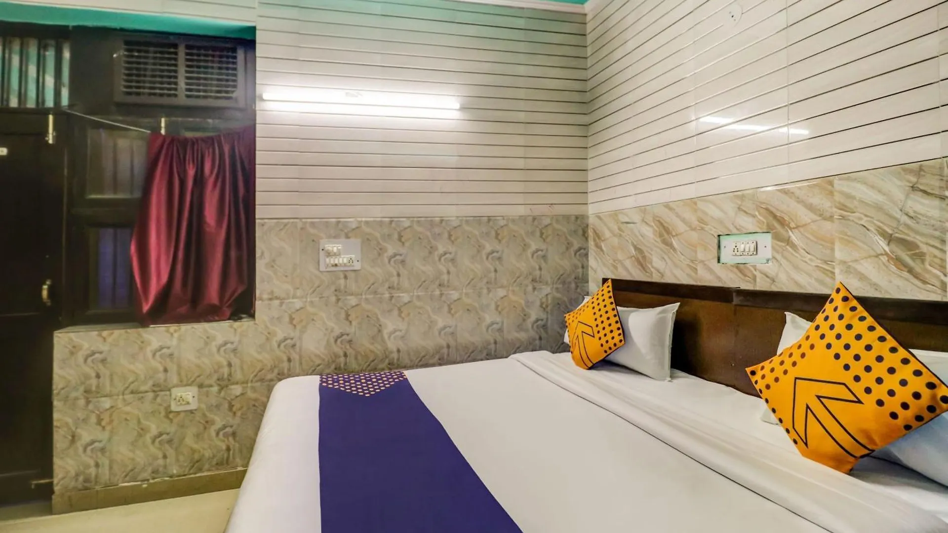 Spot On Maa Gyatri Guest House グルガウン 2*,