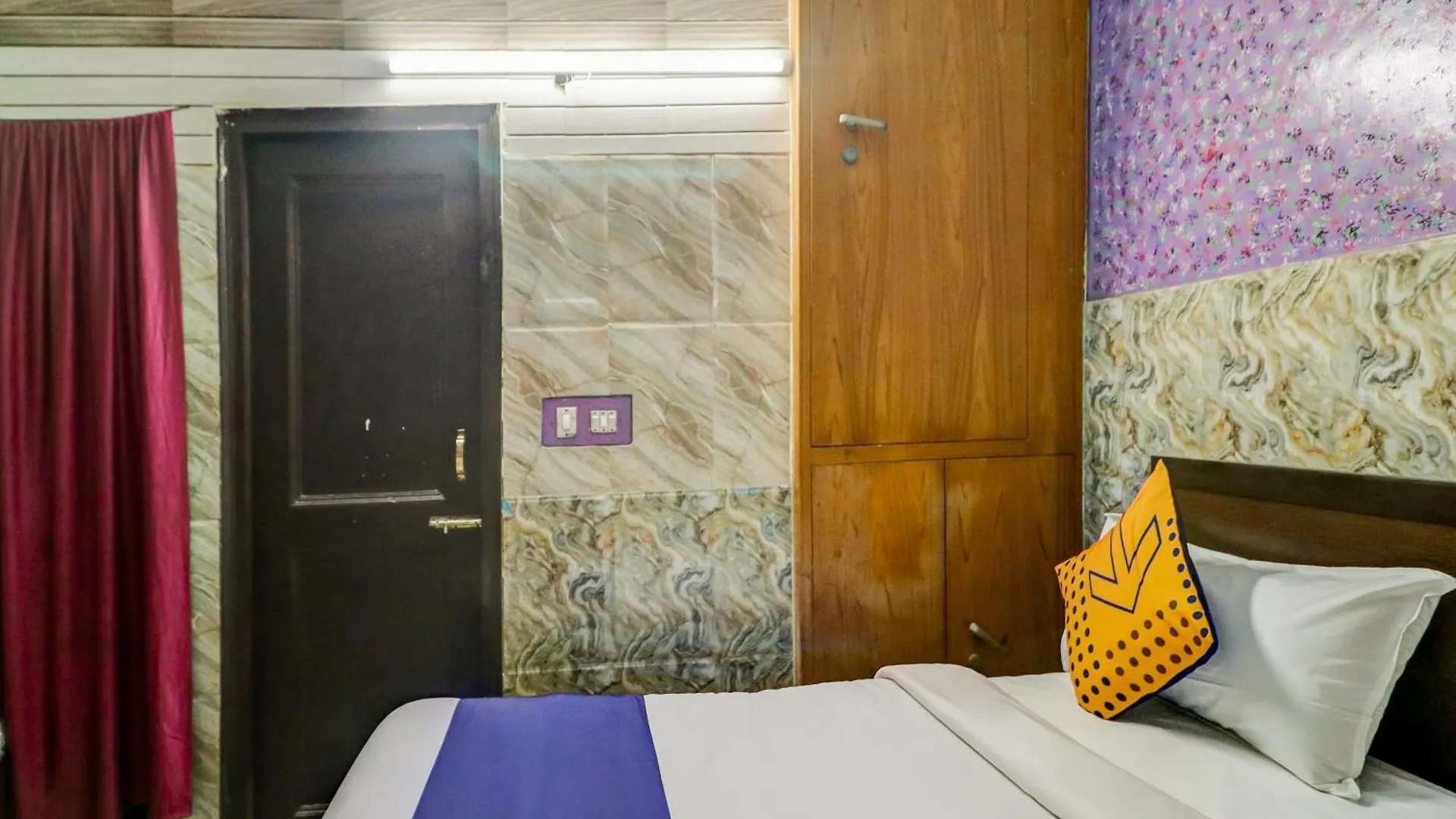 ホテル Spot On Maa Gyatri Guest House グルガウン