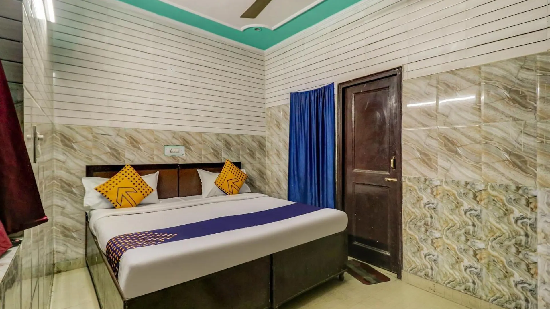 Spot On Maa Gyatri Guest House グルガウン 2*,